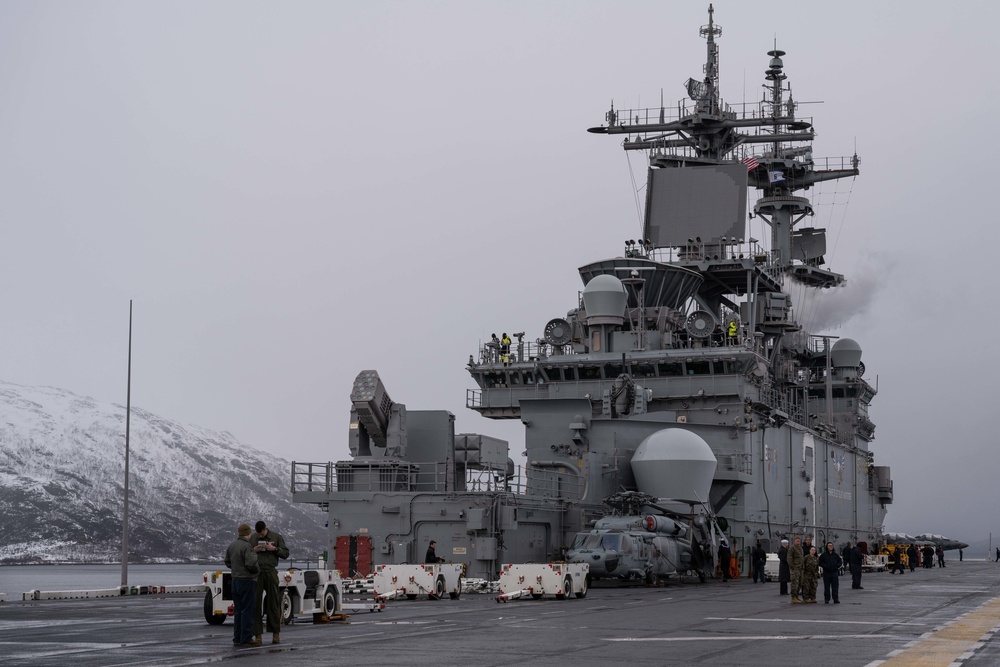 Kearsarge Conducts Operations in the Atlantic Ocean.
