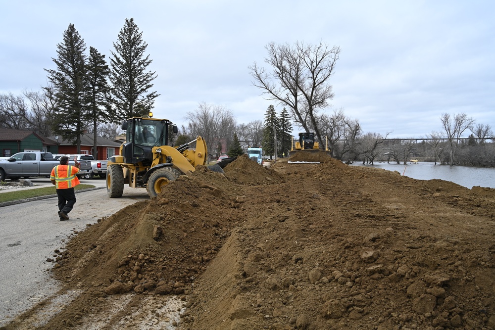 Corps of Engineers builds temporary levees in Valley City, North Dakota