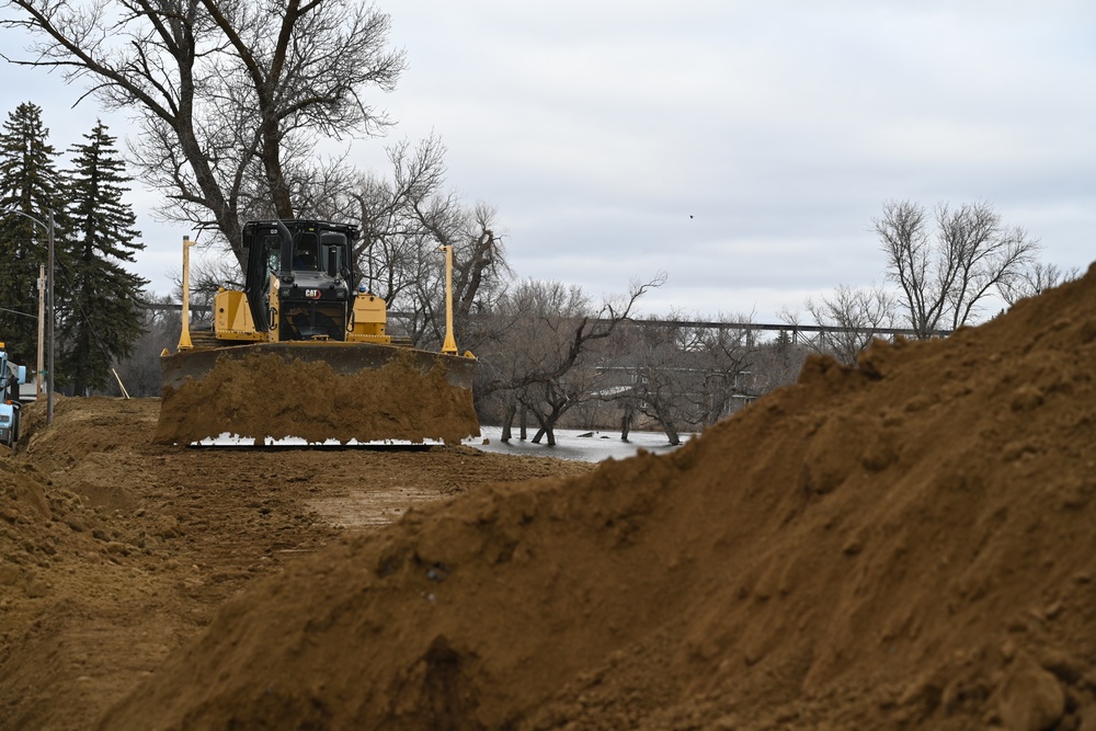 Corps of Engineers builds temporary levees in Valley City, North Dakota