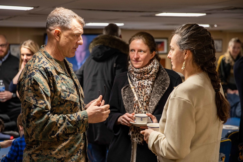 Task Force 61/2 Commander visits USS Arlington