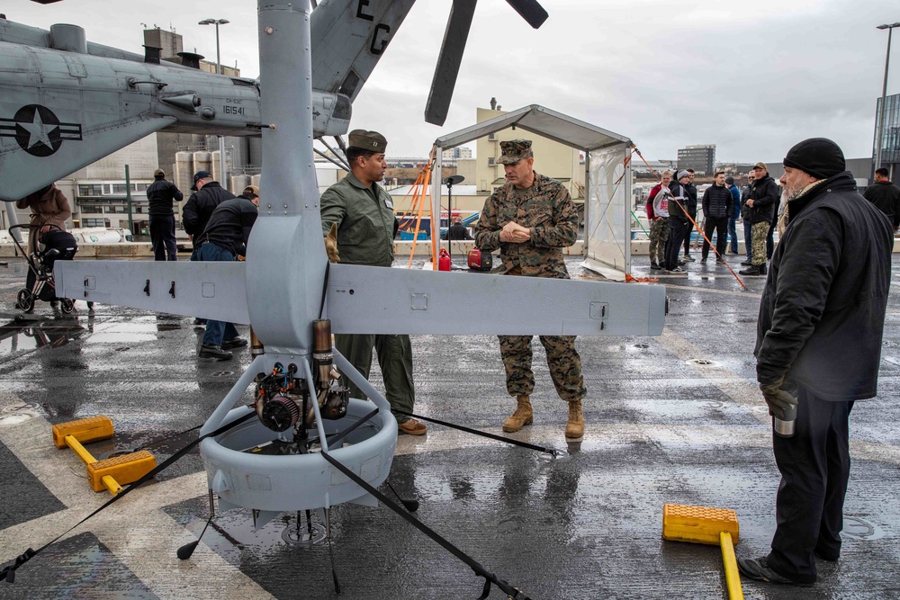 Task Force 61/2 Commander visits USS Arlington