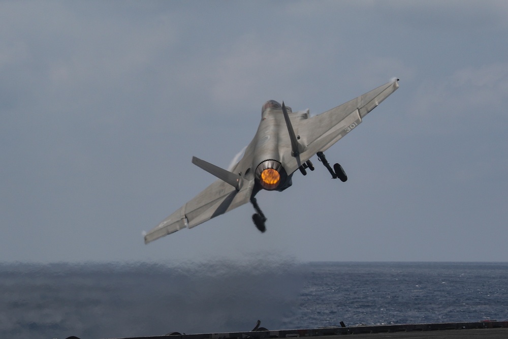Abraham Lincoln conducts flight operations