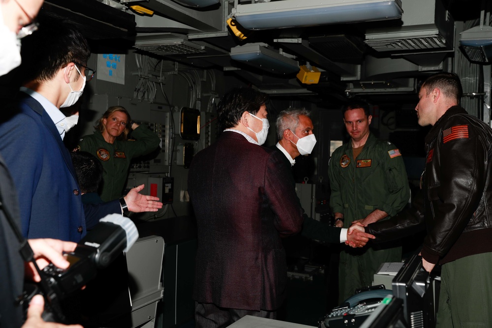 U.S. ambassador to Japan, Japanese Foreign Minister and U.S. 7th Fleet commander visit Abraham Lincoln