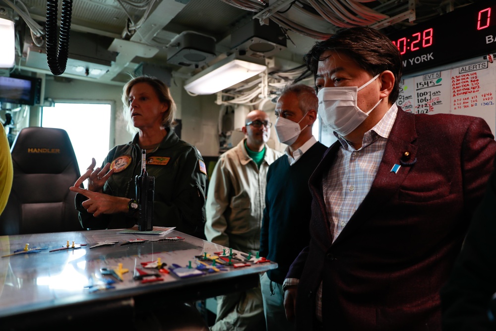 U.S. ambassador to Japan, Japanese Foreign Minister and U.S. 7th Fleet commander visit Abraham Lincoln