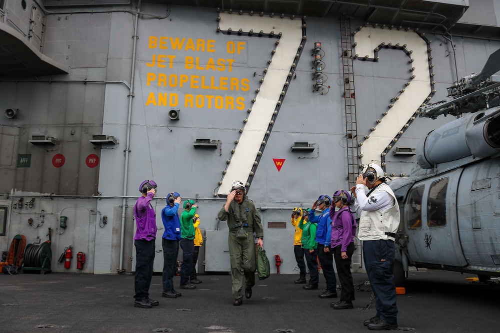 U.S. 7th Fleet commander visits Abraham Lincoln