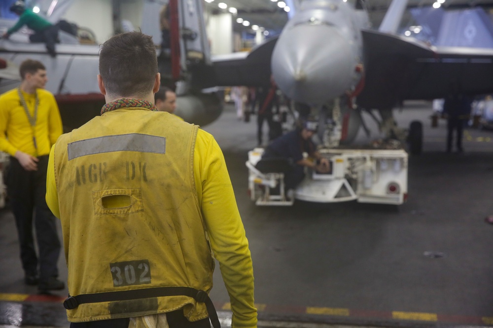 Abraham Lincoln Sailors transport aircraft