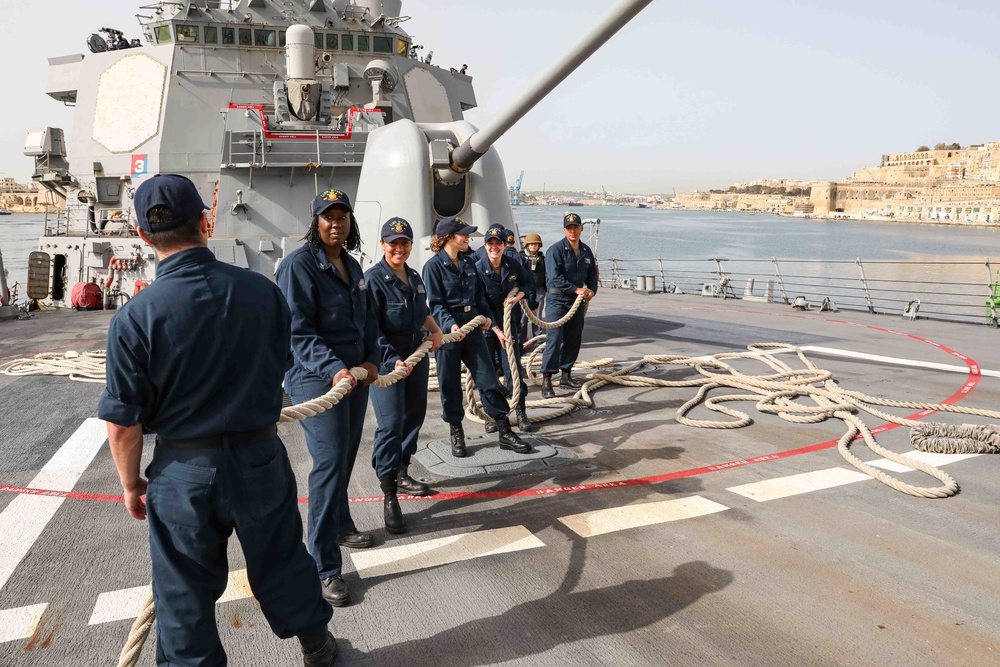 USS Ross leaves port in Valletta, Malta
