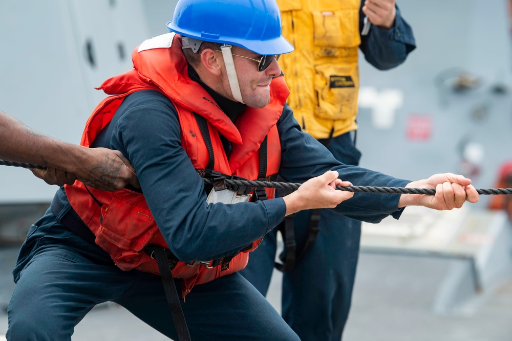 Spruance Conducts RAS with USNS Tippecanoe