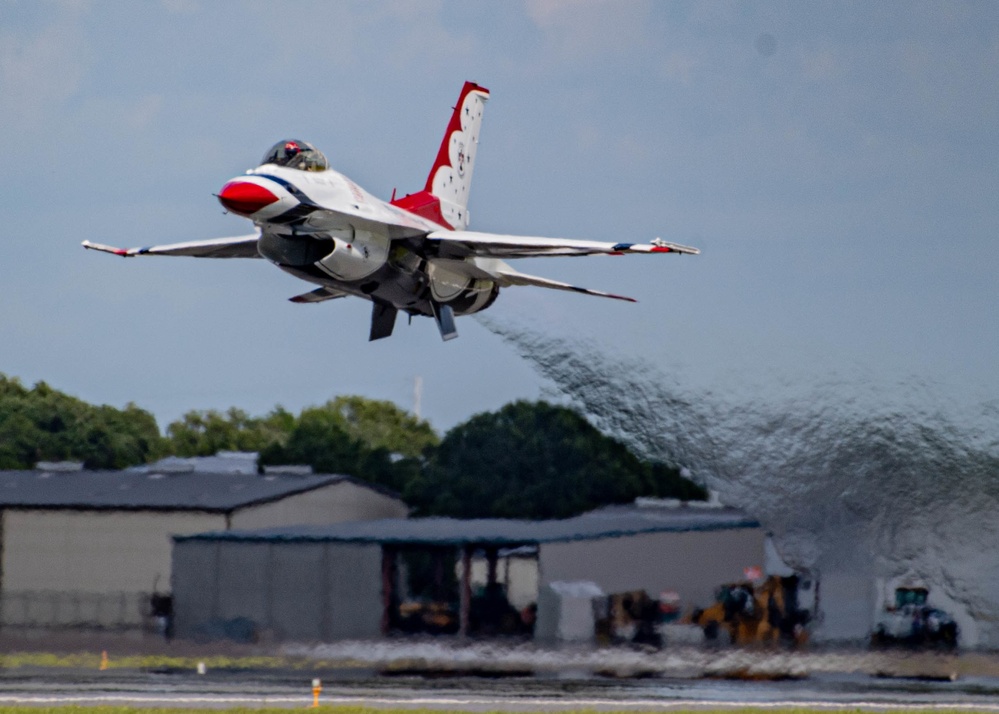 Thunderbirds Soar at Sun 'n' Fun