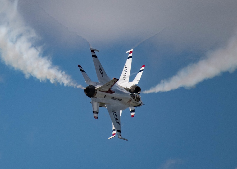 Thunderbirds Soar at Sun 'n' Fun