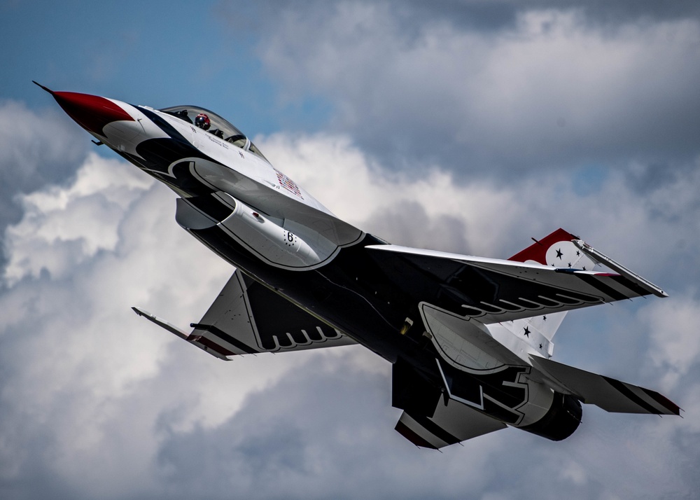 Thunderbirds Soar at Sun 'n' Fun