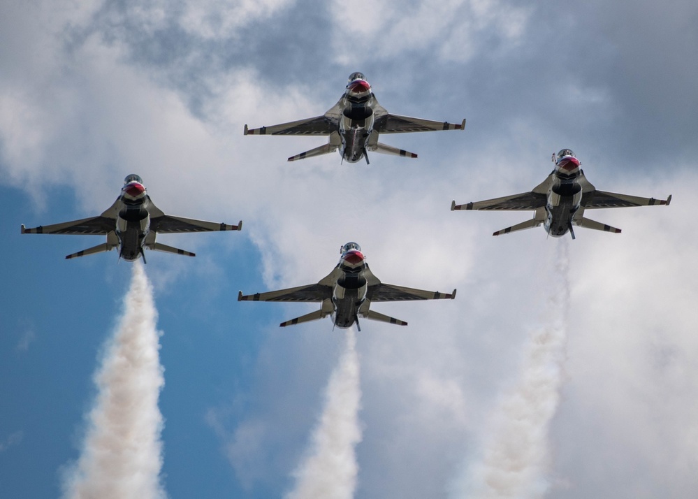 Thunderbirds Soar at Sun 'n' Fun