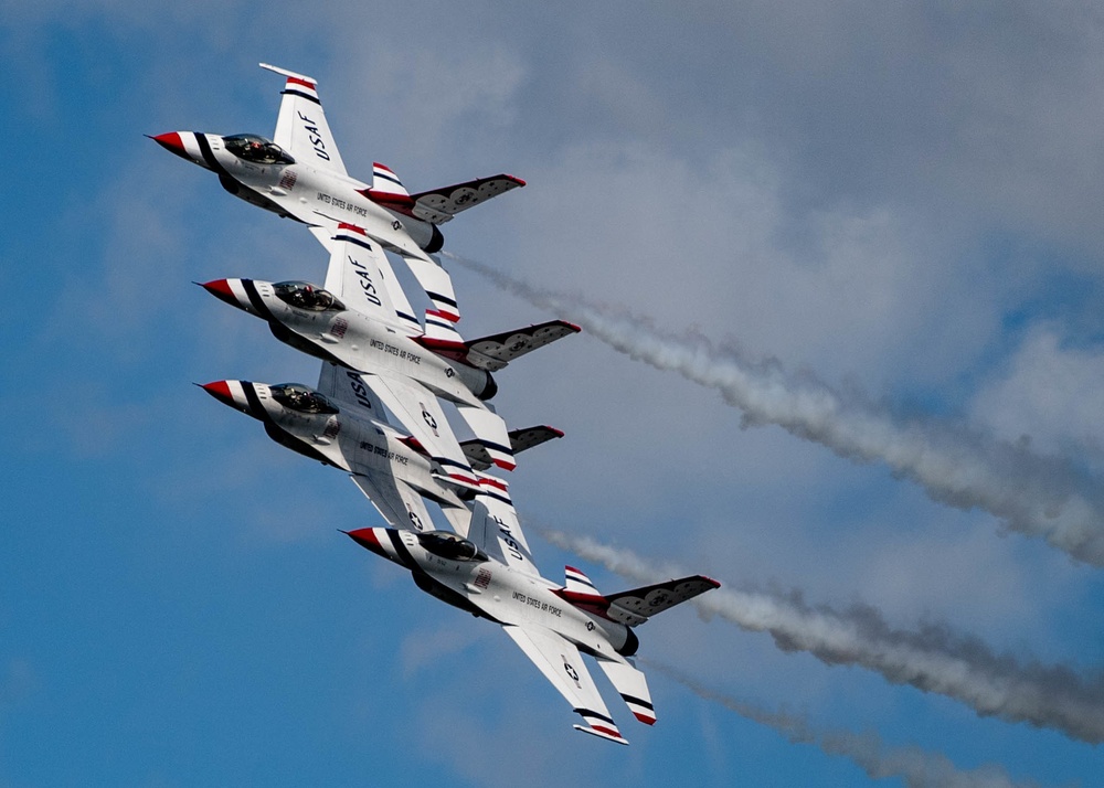 Thunderbirds Soar at Sun 'n' Fun