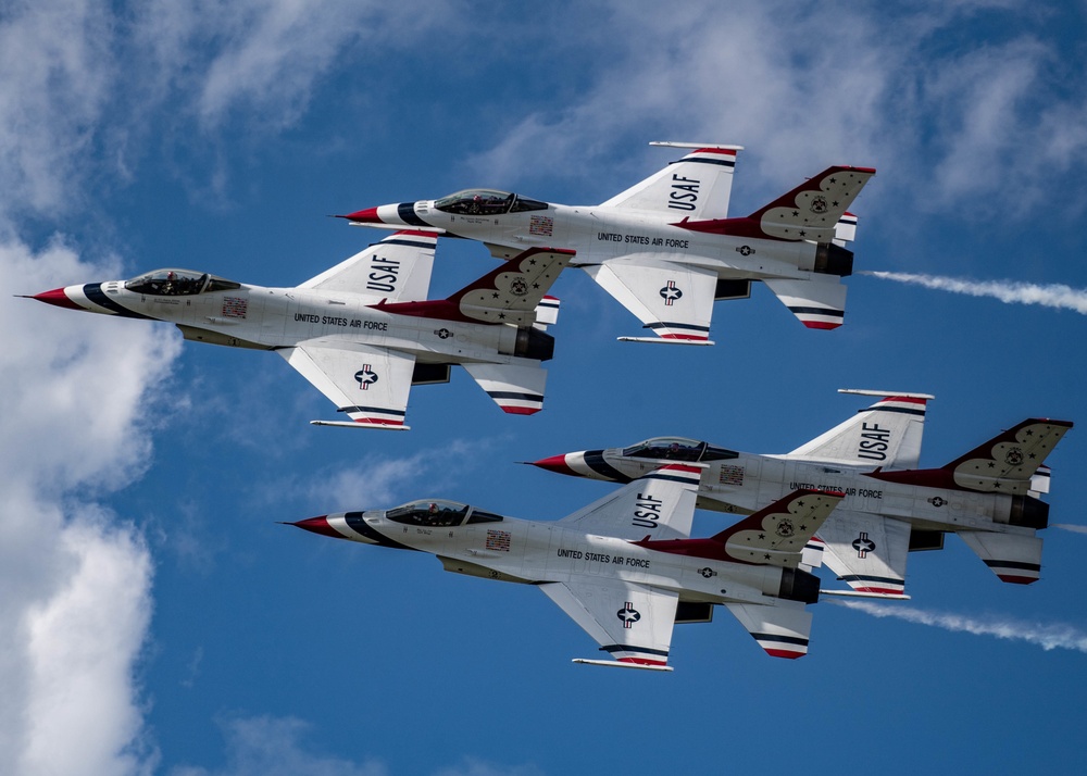 Thunderbirds Soar at Sun 'n' Fun