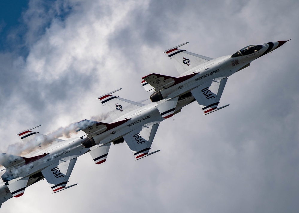 Thunderbirds Soar at Sun 'n' Fun