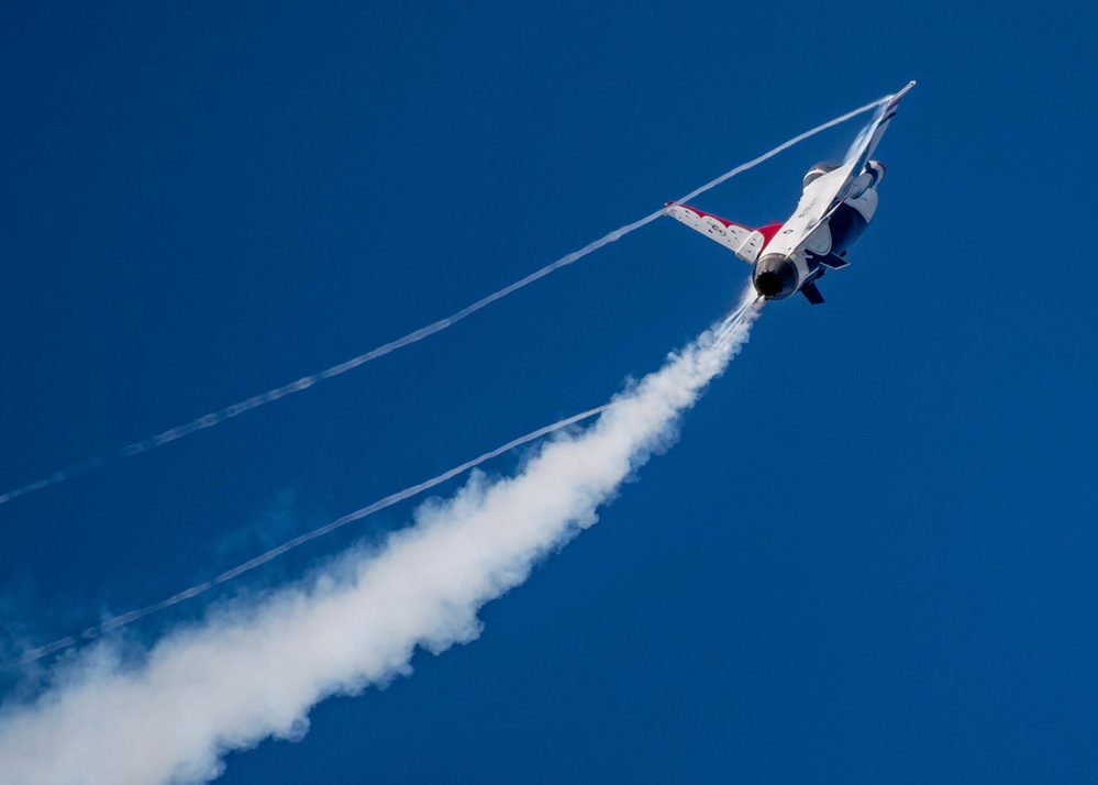 Thunderbirds Soar at Sun 'n' Fun