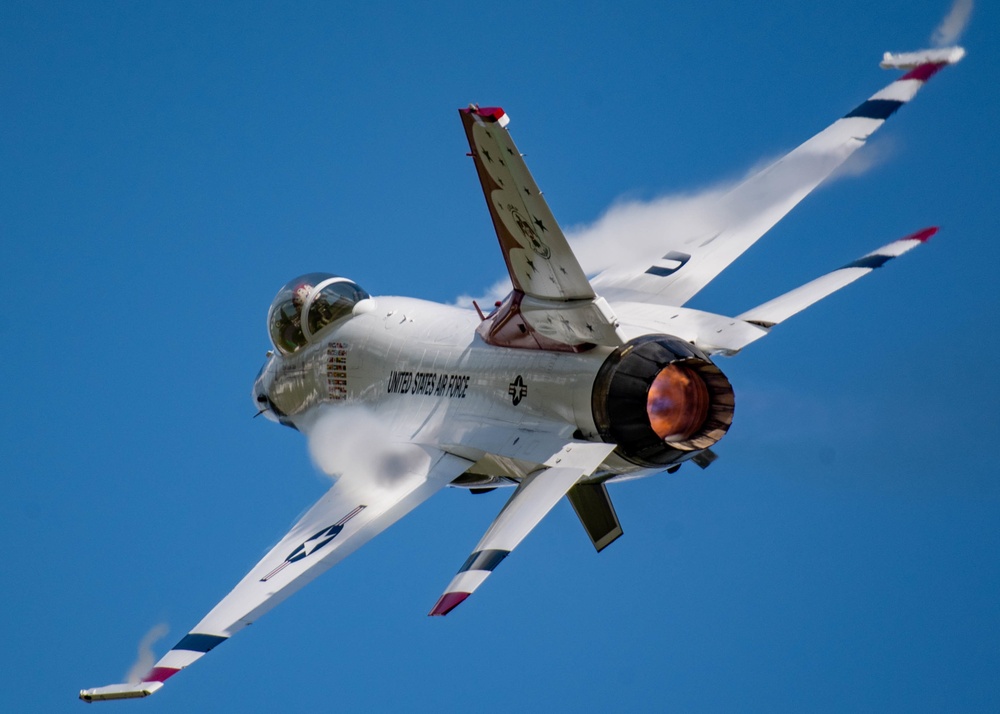 Thunderbirds Soar at Sun 'n' Fun