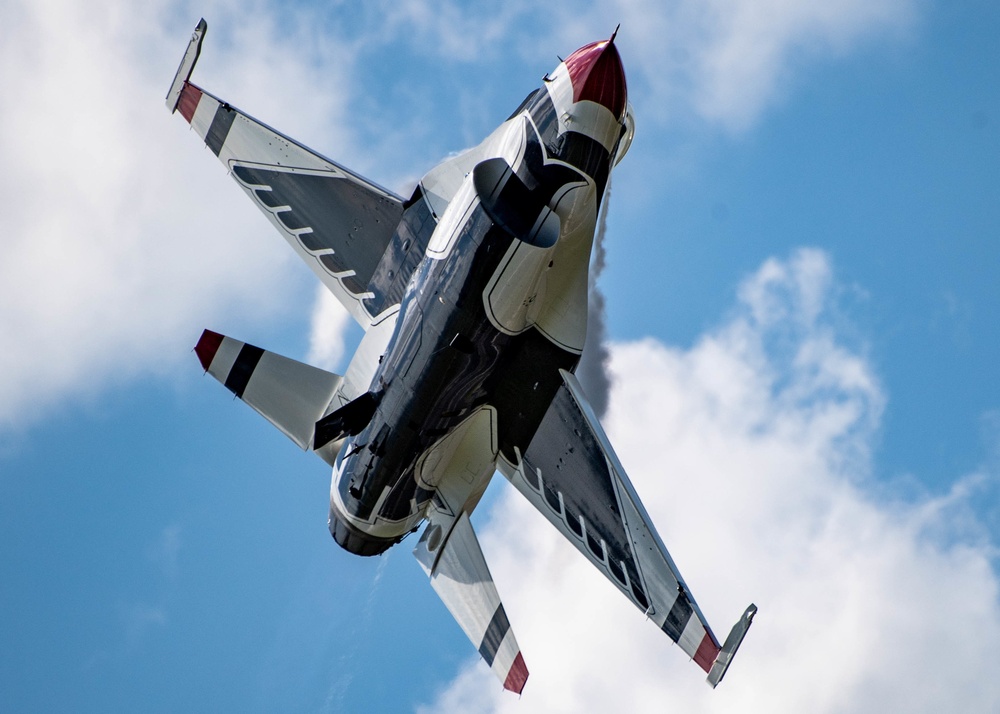 Thunderbirds Soar at Sun 'n' Fun