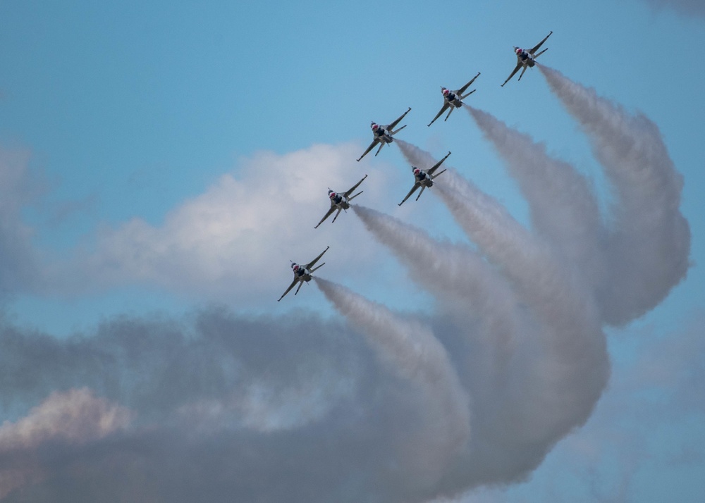 Thunderbirds Soar at Sun 'n' Fun