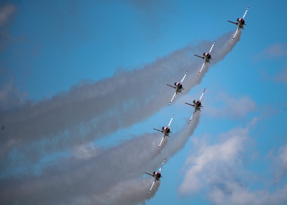 Thunderbirds Soar at Sun 'n' Fun