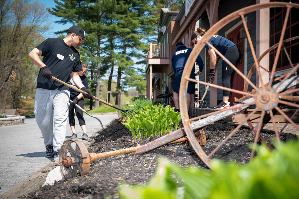 Sailors participate in the Earth Day community cleanup