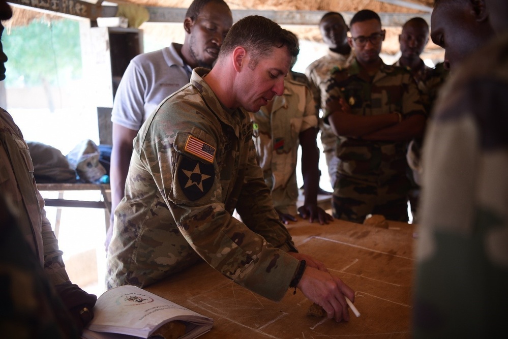 Staff Sgt. Matthew Sprague teaches a class on room clearing to members of the Forces Armées Nigériennes during the Basic Training Enhancement Program