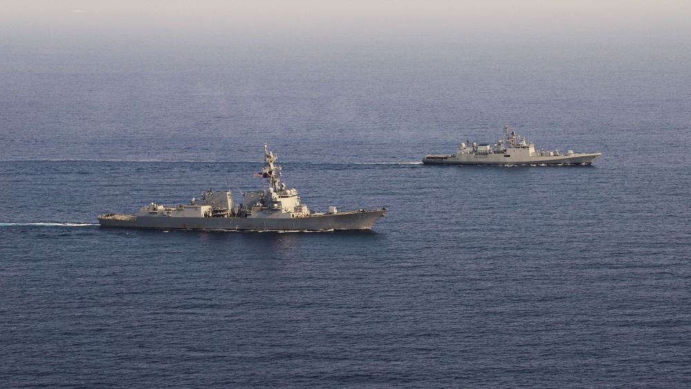 USS Momsen PHOTOEX with Indian Navy