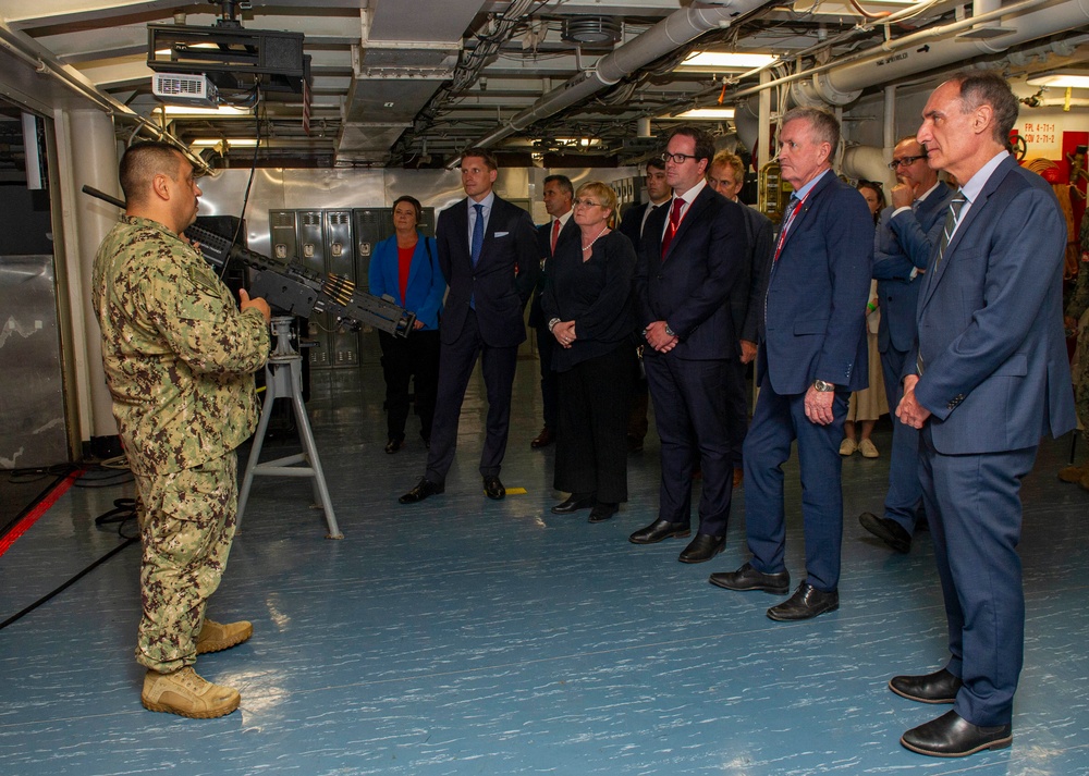 U.S. Consulate General and Australian distinguished visitors aboard Frank Cable