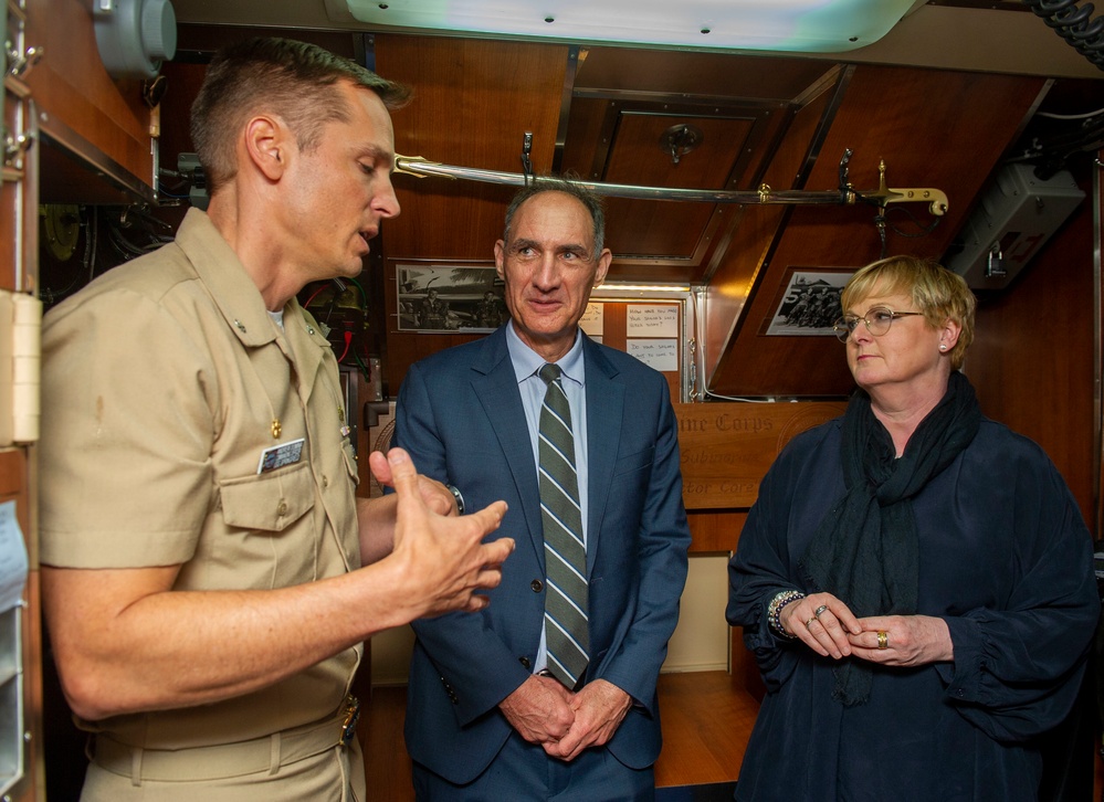 U.S. Consulate General and Australian distinguished visitors aboard Springfield