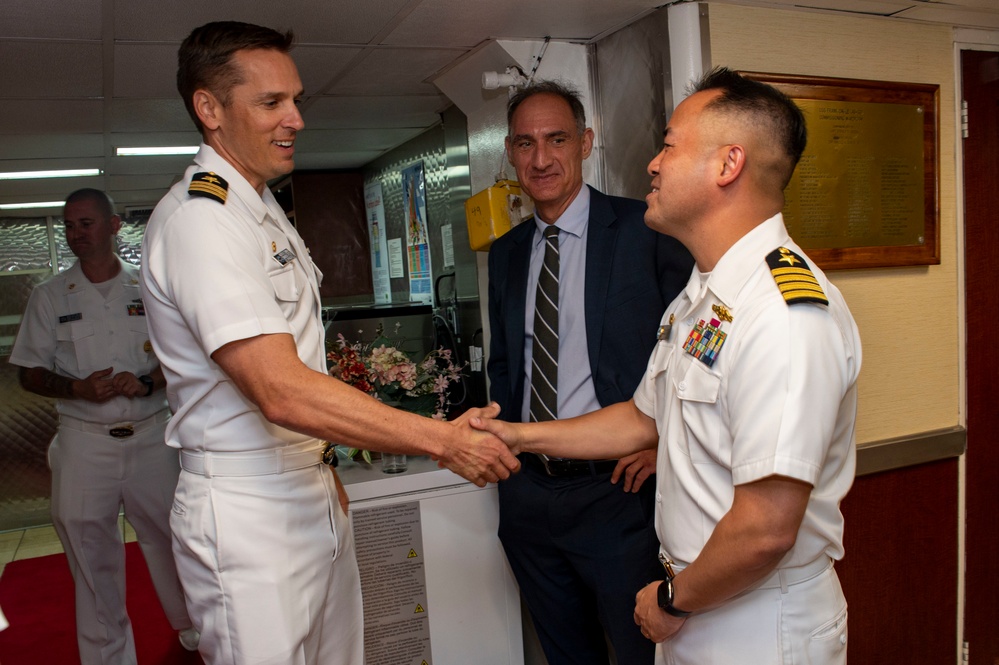 U.S. Consulate General and Australian distinguished visitors aboard Frank Cable