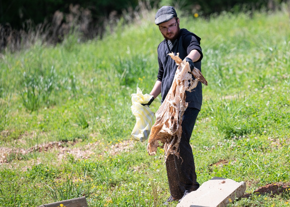 Volunteer clean up crew promotes Earth Day