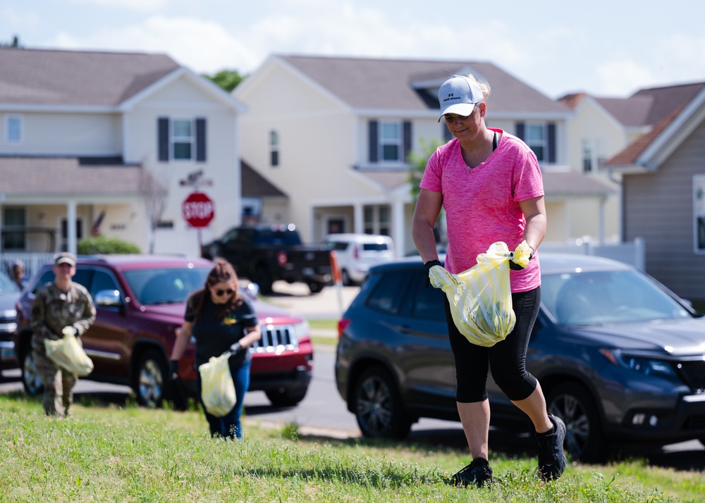 Volunteer clean up crew promotes Earth Day