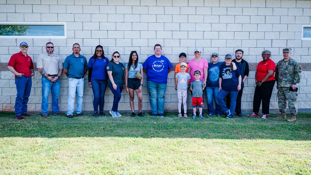 Volunteer clean up crew promotes Earth Day