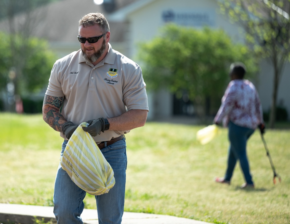 Volunteer clean up crew promotes Earth Day