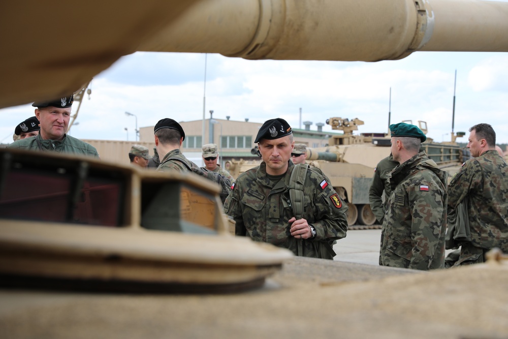 U.S. Noncommissioned Officers Teach Class on Sustainment to Polish Soldiers