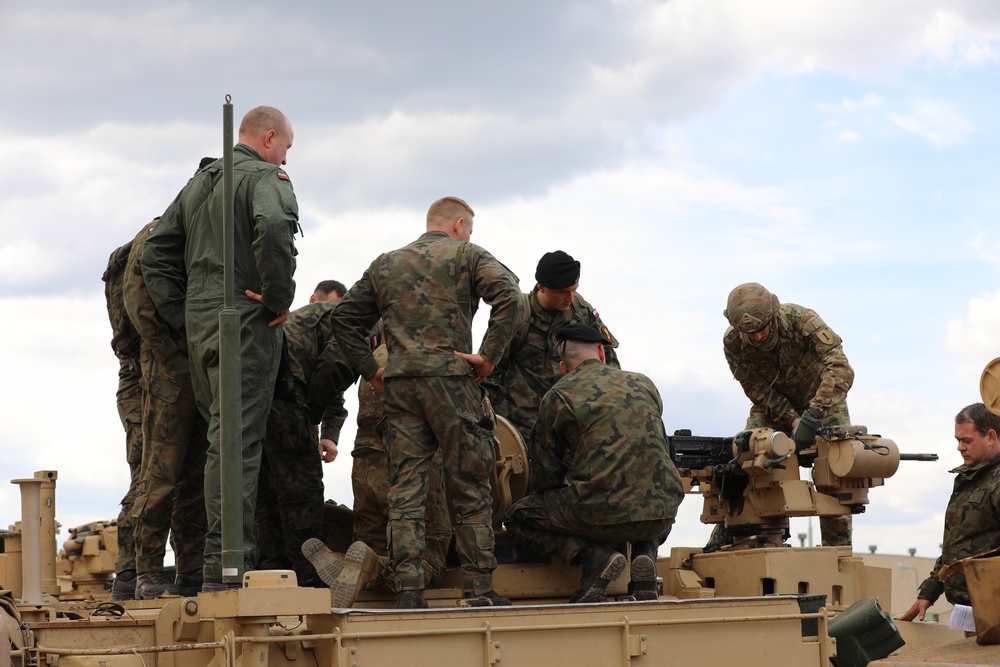 U.S. Noncommissioned Officers Teach Class on Sustainment to Polish Soldiers