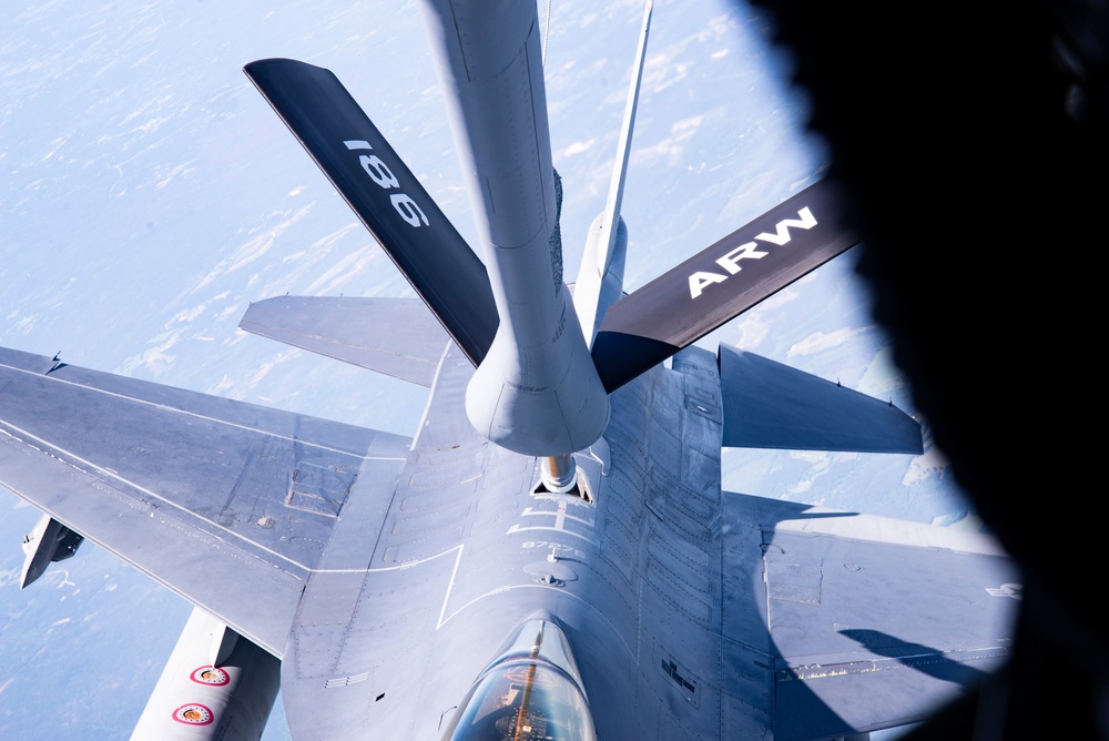 Fueling an F-16