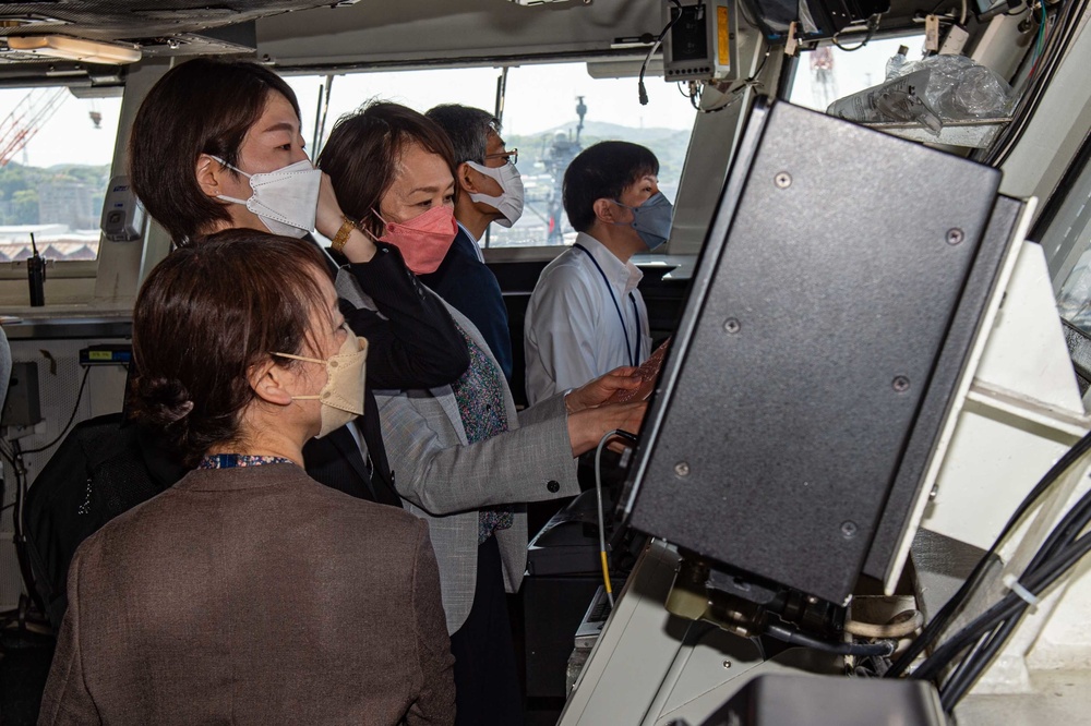USS Ronald Reagan (CVN 76) Hosts Yokosuka City Officials