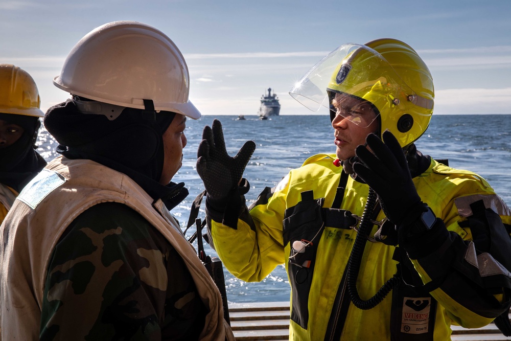 USS Arlington conducts casualty evacuation training with Icelandic Coast Guard