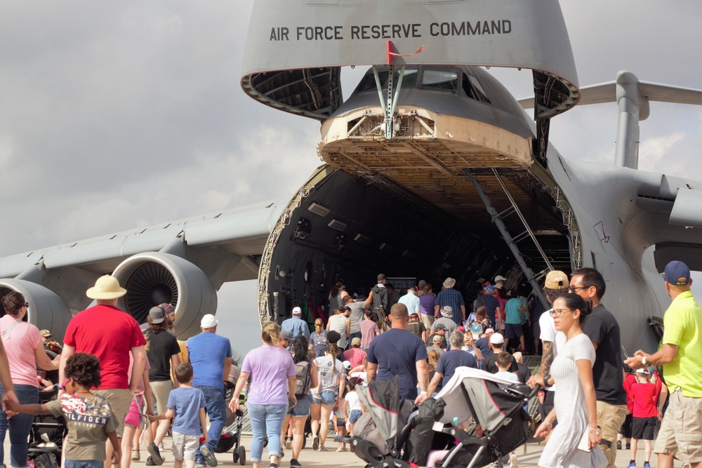 433rd Airlift Wing participates in The Great Texas Airshow