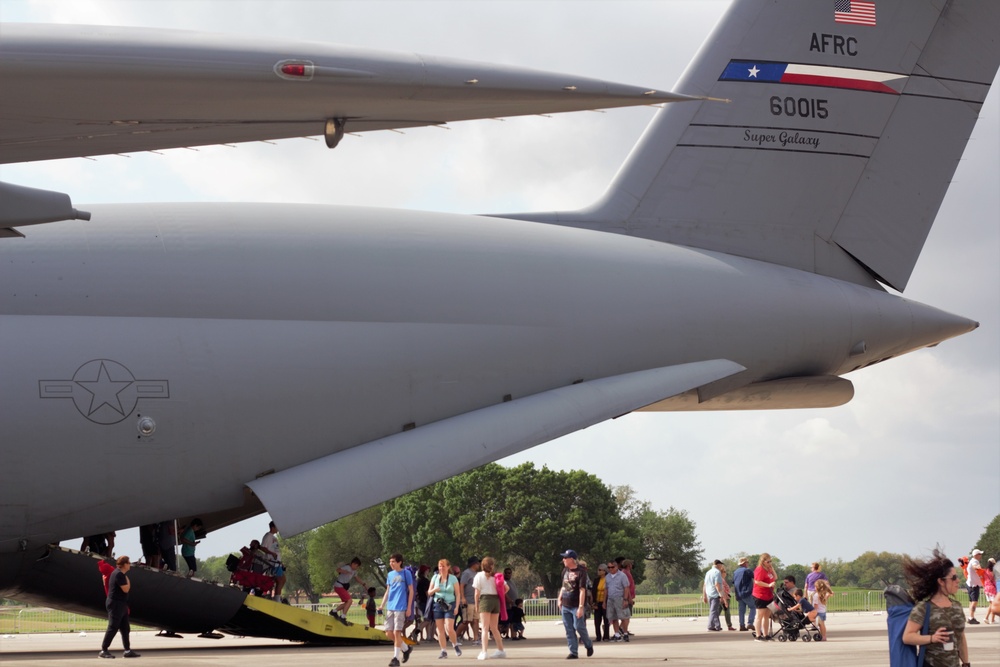 433rd Airlift Wing participates in The Great Texas Airshow