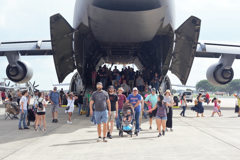 433rd Airlift Wing participates in The Great Texas Airshow