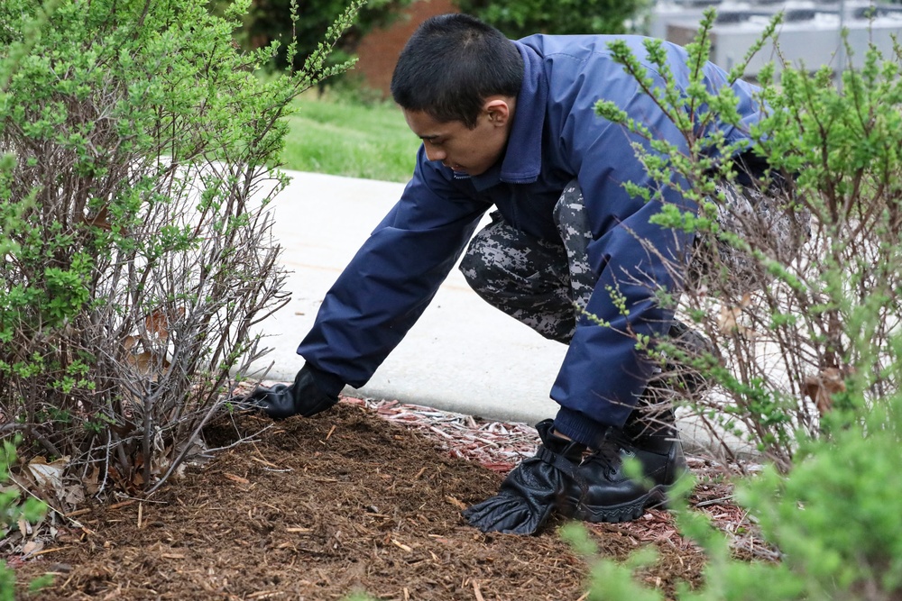 Lincoln's Challenge Academy Cadets Volunteer at Camp Lincoln