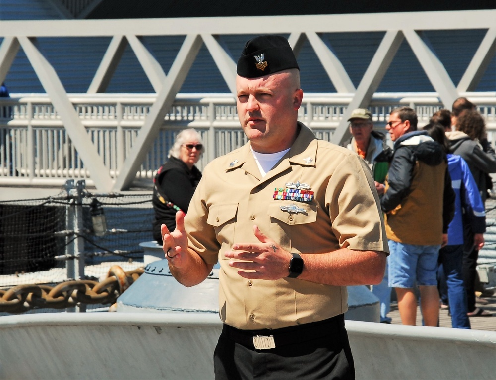 Naval Museum hosts a reenlistment ceremony