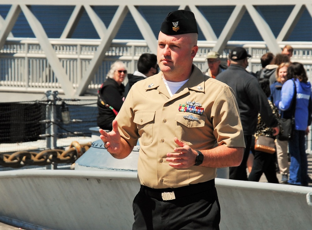 Naval Museum hosts a reenlistment ceremony