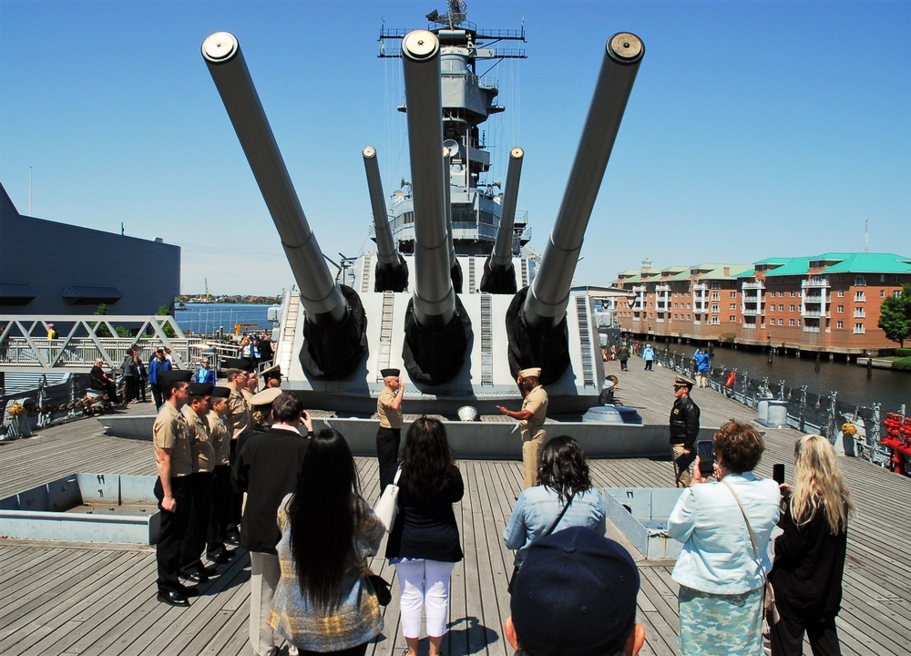 Naval Museum hosts a reenlistment ceremony