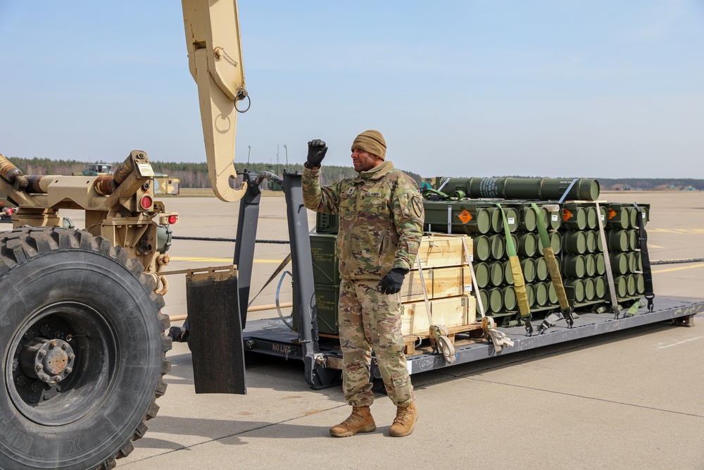 Col. John B. Mountford Visits with 1st Cavalry Division Ammunitions Specialists at Aerial Gunnery