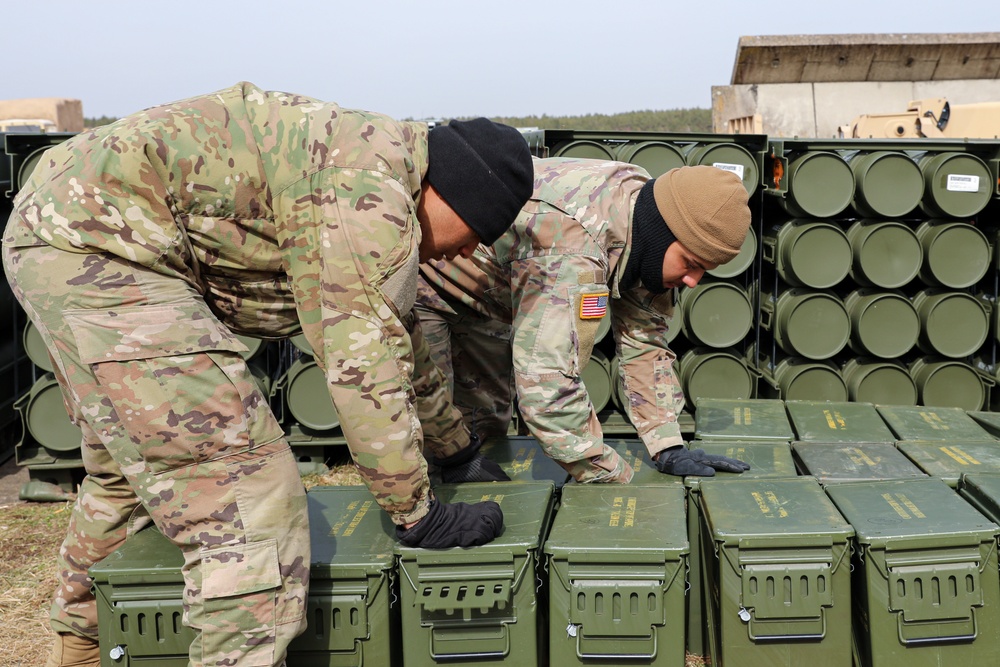 Col. John B. Mountford Visits with 1st Cavalry Division Ammunitions Specialists at Aerial Gunnery