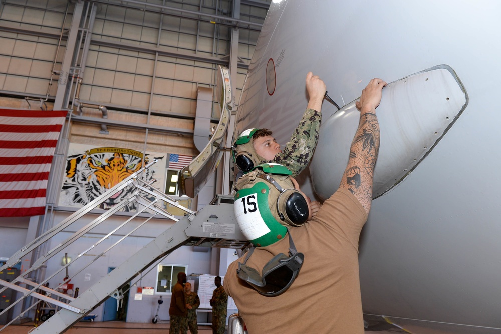 VP-8 Maintenance Team Perform SMI on P-8A