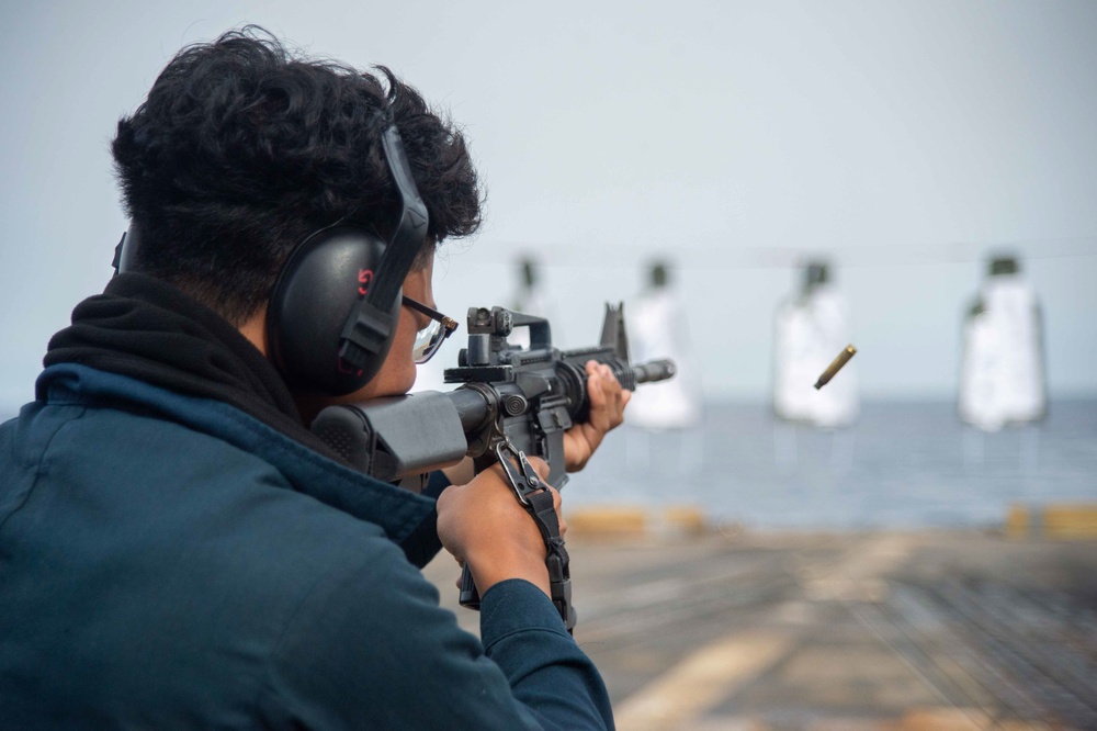 USS Jason Dunham (DDG 109) Conducts a Gun Shoot